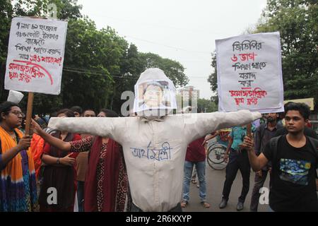 8jun2023 Dhaka Bangladesh, il comitato centrale del fronte Samajtantrik Chhatra ha organizzato una marcia di protesta chiedendo una riduzione degli stanziamenti negli educati Foto Stock