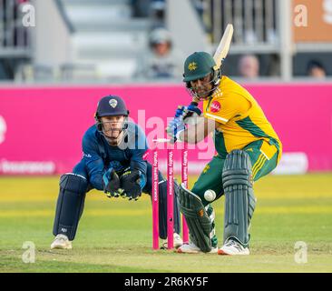 Samit Patel batting for Notts Outlaws guardato da Brooke Guest, custode dei Falconi del Derbyshire, nella partita Vitality Blast T20 Foto Stock