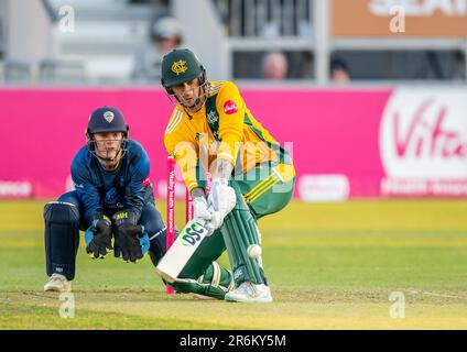 Alex Hales of Notts Outlaws battendo in una partita Vitality Blast T20 guardato da Brooke Guest, custode dei Derbyshire Falcons Foto Stock