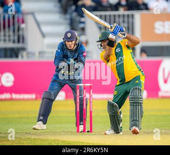 Samit Patel batting for Notts Outlaws guardato da Brooke Guest, custode dei Falconi del Derbyshire, nella partita Vitality Blast T20 Foto Stock