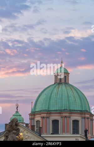 Dettagli della cupola della Chiesa di San Francesco d'Assisi all'alba, Praga, Boemia, Repubblica Ceca (Czechia), Europa Foto Stock