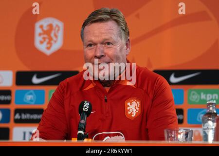 PZEIST, PAESI BASSI - GIUGNO 10: Allenatore Ronald Koeman dei Paesi Bassi durante una conferenza stampa al campus di KNVB il 10 Giugno 2023 a Zeist, Paesi Bassi (Foto di Jeroen Meuwsen/Orange Pictures) Credit: Orange Pics BV/Alamy Live News Foto Stock