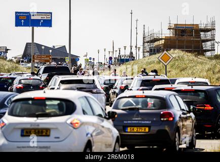 BLOEMENDAAL AAN ZEE - folle verso la spiaggia di Bloemendaal aan Zee. Ci sono temperature elevate nel primo fine settimana tropicale dell'anno. ANP REMKO DE WAAL netherlands out - belgium out Credit: ANP/Alamy Live News Foto Stock