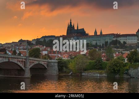 Castello di Praga e Ponte Manes al tramonto, Praga, Boemia, Repubblica Ceca (Czechia), Europa Foto Stock