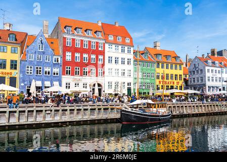 Porto di Nyhavn con case colorate riflesse nel canale delle acque, di giorno, Copenaghen, Danimarca, Scandinavia, Europa Foto Stock