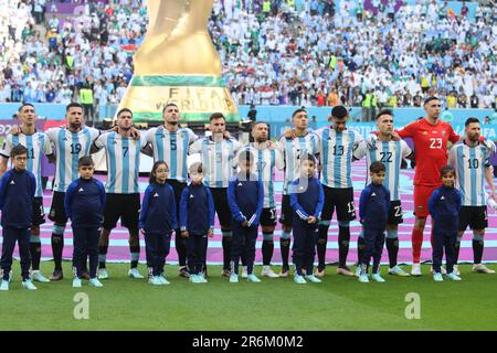 Lusail, Qatar, 22 novembre 2022. I giocatori argentini cantano la canzone nazionale durante la partita tra Argentina Nazionale Team vs. Arabia Saudita Nazionale Foto Stock
