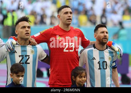 Lusail, Qatar, 22 novembre 2022. I giocatori argentini cantano la canzone nazionale durante la partita tra Argentina Nazionale Team vs. Arabia Saudita Nazionale Foto Stock