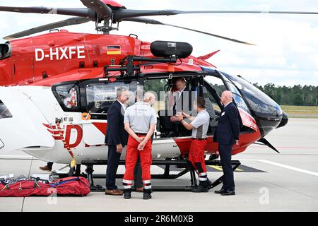 Norimberga, Germania. 10th giugno, 2023. Il cancelliere tedesco OLAF Scholz (SPD) siede in un elicottero di salvataggio. Il team DRF Luftrettung dell'aeroporto Albrecht Dürer di Norimberga gli spiega le attrezzature tecniche speciali e l'area operativa del servizio di salvataggio aereo. Credit: Pia Bayer/dpa/Alamy Live News Foto Stock