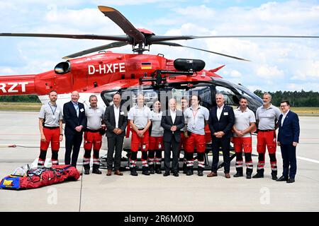 Norimberga, Germania. 10th giugno, 2023. Il cancelliere tedesco OLAF Scholz (M, SPD) si trova di fronte a un elicottero di soccorso per cure intensive all'aeroporto di Albrecht Dürer insieme al team del DRF Luftrettung Norimberga. Credit: Pia Bayer/dpa/Alamy Live News Foto Stock