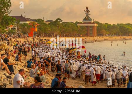 Vista della colorata processione di offerte sulla spiaggia di Kuta per Nyepi, festeggiamenti del Capodanno balinese, Kuta, Bali, Indonesia, Asia sudorientale, Asia Foto Stock