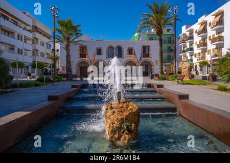 Vista del Municipio e della fontana di Passeig de s'Alamera, Santa Eularia des Riu, Ibiza, Isole Baleari, Spagna, Mediterraneo, Europa Foto Stock