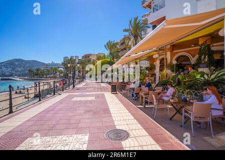 Vista del lungomare e caffè, Santa Eularia des Riu, Ibiza, Isole Baleari, Spagna, Mediterraneo, Europa Foto Stock
