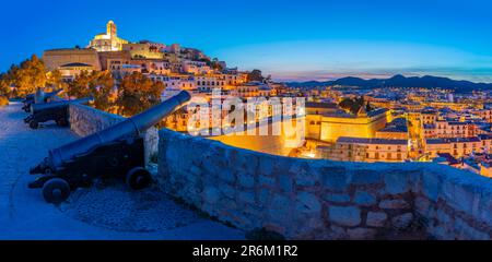 Vista del Bastione, dei cannoni, dei bastioni, della Cattedrale e della città vecchia di Dalt Vila al tramonto, patrimonio dell'umanità dell'UNESCO, della città di Ibiza Foto Stock