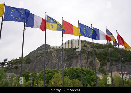 Bandiere che volano a Grenoble, Francia Foto Stock