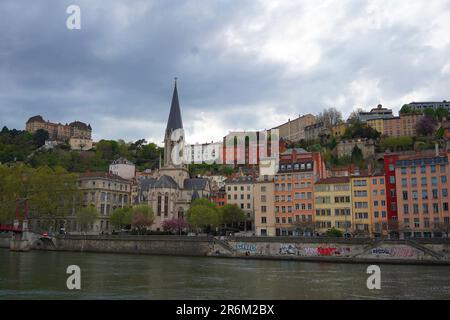 Il paesaggio urbano di Lione, Francia sulle rive del fiume Saone Foto Stock