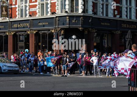 Londra, Regno Unito. 8th giugno, 2023. I sostenitori del West Ham United si riuniscono su Green Street e Barking Road vicino all'ex stadio Boleyn Ground di Upton Park, prima di una parata di vittoria della UEFA Europa Conference League. West Ham ha sconfitto ACF Fiorentina nella finale della UEFA Europa Conference League il 7 giugno, vincendo il primo trofeo principale dal 1980. Credit: Notizie dal vivo di Mark Kerrison/Alamy Foto Stock