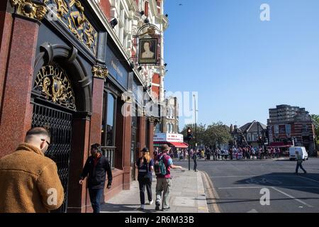 Londra, Regno Unito. 8th giugno, 2023. I sostenitori del West Ham United passano il Boleyn pub vicino all'ex stadio del club a Upton Park prima di una parata di vittoria della UEFA Europa Conference League. West Ham ha sconfitto ACF Fiorentina nella finale della UEFA Europa Conference League il 7 giugno, vincendo il primo trofeo principale dal 1980. Credit: Notizie dal vivo di Mark Kerrison/Alamy Foto Stock