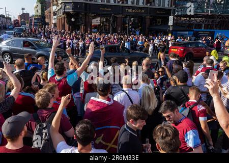 Londra, Regno Unito. 8th giugno, 2023. I sostenitori di West Ham United Line Barking Road e Green Street si trovano vicino all'ex stadio di terra Boleyn di Upton Park, prima di una parata di vittoria della UEFA Europa Conference League. West Ham ha sconfitto ACF Fiorentina nella finale della UEFA Europa Conference League il 7 giugno, vincendo il primo trofeo principale dal 1980. Credit: Notizie dal vivo di Mark Kerrison/Alamy Foto Stock