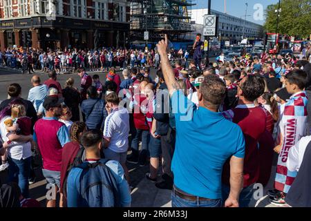 Londra, Regno Unito. 8th giugno, 2023. I sostenitori della West Ham United Line Barking Road sono vicini all'ex stadio Boleyn Ground di Upton Park, prima di una parata di vittoria della UEFA Europa Conference League. West Ham ha sconfitto ACF Fiorentina nella finale della UEFA Europa Conference League il 7 giugno, vincendo il primo trofeo principale dal 1980. Credit: Notizie dal vivo di Mark Kerrison/Alamy Foto Stock