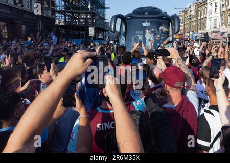 Londra, Regno Unito. 8th giugno, 2023. I sostenitori del West Ham United salutano i allenatori della squadra a Barking Road, vicino all'ex stadio Boleyn Ground di Upton Park, prima di una parata di vittoria della UEFA Europa Conference League. West Ham ha sconfitto ACF Fiorentina nella finale della UEFA Europa Conference League il 7 giugno, vincendo il primo trofeo principale dal 1980. Credit: Notizie dal vivo di Mark Kerrison/Alamy Foto Stock