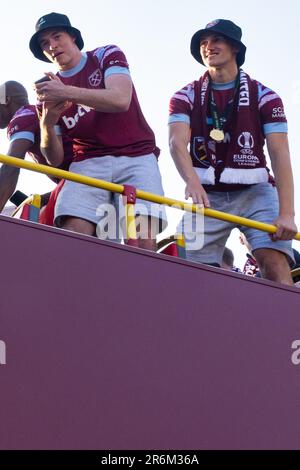 Londra, Regno Unito. 8th giugno, 2023. I calciatori del West Ham United Conor Coventry (l) e Flynn Downes (r) sono raffigurati durante una parata di vittoria della UEFA Europa Conference League su un autobus scoperto dal sito dell'ex stadio Boleyn Ground di Upton Park a Stratford. West Ham ha sconfitto ACF Fiorentina nella finale della UEFA Europa Conference League il 7 giugno, vincendo il primo trofeo principale dal 1980. Credit: Notizie dal vivo di Mark Kerrison/Alamy Foto Stock