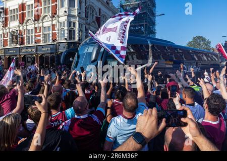 Londra, Regno Unito. 8th giugno, 2023. I sostenitori del West Ham United salutano i allenatori della squadra a Barking Road, vicino all'ex stadio Boleyn Ground di Upton Park, prima di una parata di vittoria della UEFA Europa Conference League. West Ham ha sconfitto ACF Fiorentina nella finale della UEFA Europa Conference League il 7 giugno, vincendo il primo trofeo principale dal 1980. Credit: Notizie dal vivo di Mark Kerrison/Alamy Foto Stock