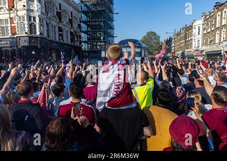 Londra, Regno Unito. 8th giugno, 2023. I sostenitori del West Ham United salutano i allenatori della squadra a Barking Road, vicino all'ex stadio Boleyn Ground di Upton Park, prima di una parata di vittoria della UEFA Europa Conference League. West Ham ha sconfitto ACF Fiorentina nella finale della UEFA Europa Conference League il 7 giugno, vincendo il primo trofeo principale dal 1980. Credit: Notizie dal vivo di Mark Kerrison/Alamy Foto Stock