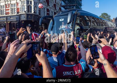 Londra, Regno Unito. 8th giugno, 2023. I sostenitori del West Ham United salutano i allenatori della squadra a Barking Road, vicino all'ex stadio Boleyn Ground di Upton Park, prima di una parata di vittoria della UEFA Europa Conference League. West Ham ha sconfitto ACF Fiorentina nella finale della UEFA Europa Conference League il 7 giugno, vincendo il primo trofeo principale dal 1980. Credit: Notizie dal vivo di Mark Kerrison/Alamy Foto Stock