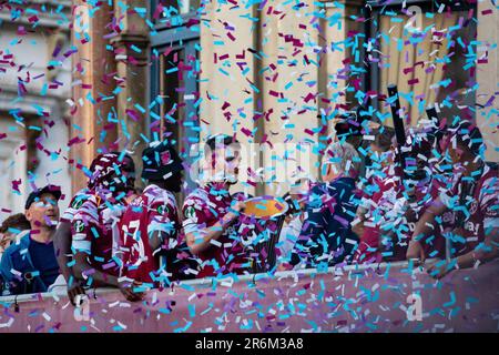 I calciatori del West Ham United sono inondati di confetti mentre festeggiano sul balcone del Municipio di Stratford a seguito di una parata di vittoria dal sito dell'ex stadio Boleyn Ground del club a Upton Park il 8 giugno 2023 a Londra, Regno Unito. West Ham ha sconfitto ACF Fiorentina nella finale della UEFA Europa Conference League il 7 giugno, vincendo il primo trofeo principale dal 1980. (Foto di Mark Kerrison/in Pictures via Getty Images) Foto Stock