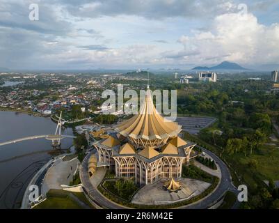 Edificio dell'Assemblea legislativa dello Stato di Sarawak, Kuching, Sarawak, Borneo, Malesia, Sud-est asiatico, Asia Foto Stock