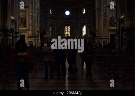 Navata centrale della chiesa di San Andrea con gente che cammina Foto Stock