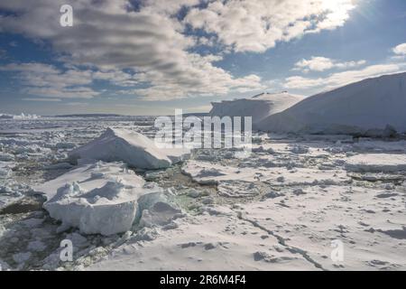 Galleggianti di ghiaccio e iceberg tabulari in Bright Sunshine, Mare di Amundsen, Antartide Foto Stock