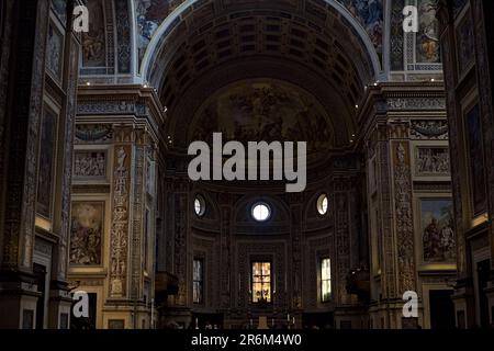 Navata centrale della chiesa di San Andrea con gente che cammina Foto Stock