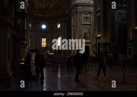 Navata centrale della chiesa di San Andrea con gente che cammina Foto Stock