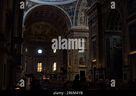 Navata centrale della chiesa di San Andrea con gente che cammina Foto Stock