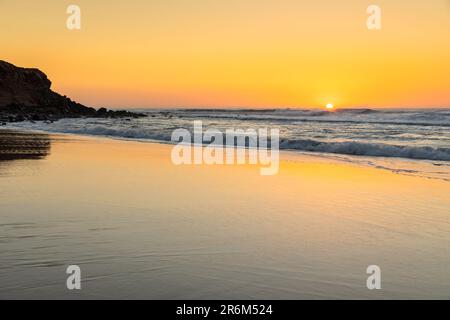 Tramonto a Playa del Castillo, El Cotillo, Fuerteventura, Isole Canarie, Spagna, Atlantico, Europa Foto Stock