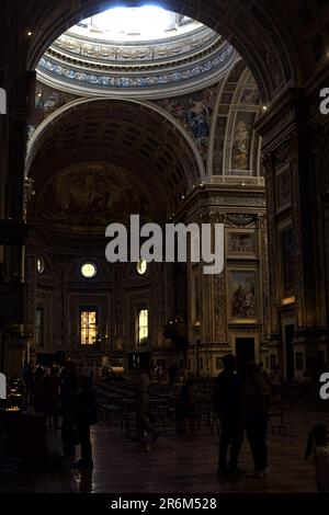 Navata centrale della chiesa di San Andrea con gente che cammina Foto Stock