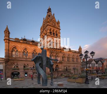 Il Municipio di Chester e la Celebrazione di Chester Sculpture, Northgate Street, Chester, Cheshire, Inghilterra, Regno Unito, Europa Foto Stock