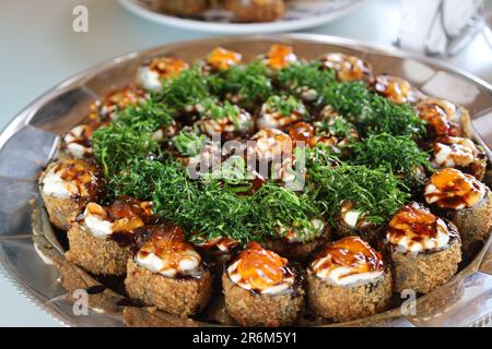 Un primo piano di sushi rotoli coperti con alghe su un piatto Foto Stock