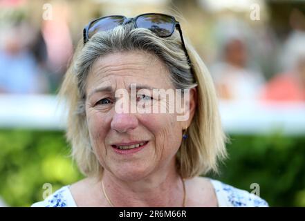 L'allenatore Eve Johnson Houghton dopo il suo cavallo Jumby guidato dal jockey Charles Bishop ha vinto lo Sky Bet John of Gaunt Stakes all'ippodromo di Haydock Park, Merseyside. Data immagine: Sabato 10 giugno 2023. Foto Stock