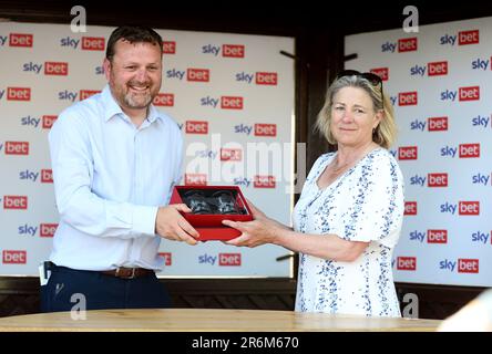 L'allenatore Eve Johnson Houghton viene presentato con lo Sky Bet John of Gaunt Stakes dopo che il suo cavallo Jumby guidato dal jockey Charles Bishop ha vinto la gara all'ippodromo di Haydock Park, Merseyside. Data immagine: Sabato 10 giugno 2023. Foto Stock