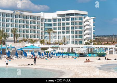 Ayia Napa, Cipro - 25 marzo 2022: Vista della famosa spiaggia di Nissi nel mese di marzo Foto Stock