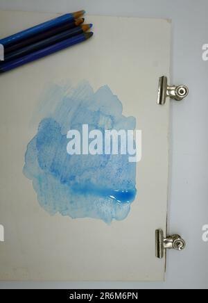 Matite colorate e pennarelli, pitture, acqua si dissolverà in acquerello Foto Stock