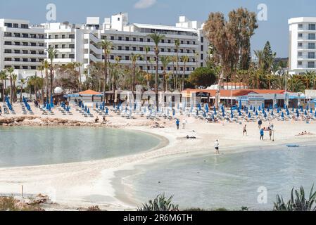 Ayia Napa, Cipro - 25 marzo 2022: Vista della famosa spiaggia di Nissi nel mese di marzo Foto Stock