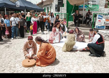 Dora, Distretto di Limassol, Cipro - 28 maggio 2023: Ensemble di Danza popolare si esibisce al Festival Ana-Viomata Foto Stock