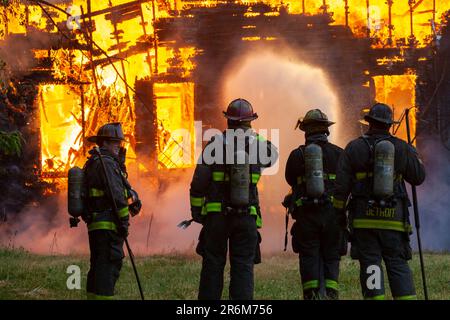 Detroit, Michigan, Stati Uniti. 10th giugno, 2023. Una casa abbandonata brucia sul lato vicino est di Detroit, un'apparente incendio. Credit: Jim West/Alamy Live News Foto Stock