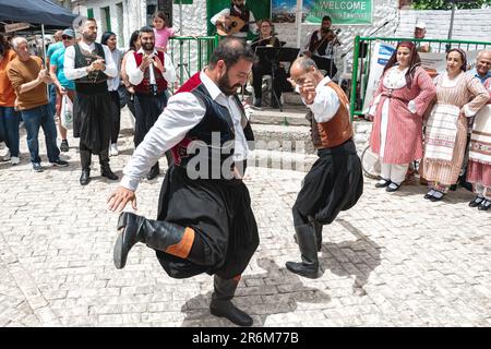 Dora, Distretto di Limassol, Cipro - 28 maggio 2023: Ensemble di Danza popolare si esibisce al Festival Ana-Viomata Foto Stock