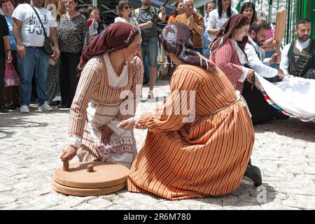 Dora, Distretto di Limassol, Cipro - 28 maggio 2023: Ensemble di Danza popolare si esibisce al Festival Ana-Viomata Foto Stock