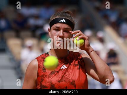 Parigi, Francia. 10th giugno, 2023. Karolina Muchova della Repubblica Ceca reagisce durante la finale femminile contro IgA Swiatek della Polonia al torneo di tennis francese Open al Roland Garros di Parigi, 10 giugno 2023. Credit: Gao Jing/Xinhua/Alamy Live News Foto Stock