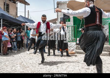 Dora, Distretto di Limassol, Cipro - 28 maggio 2023: Ensemble di Danza popolare si esibisce al Festival Ana-Viomata Foto Stock